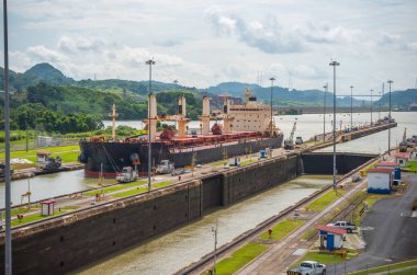 Büyük kargo gemileri Panama Kanalı kilitleri geçmek. Her gün bu olay için tüm ülke ücretleri ve turizm geliri sağlar. 