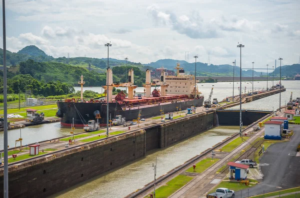 大型貨物船は パナマ運河ロックを通過します この日常のイベントでは 天下の料金と観光の両方からの収入を提供します — ストック写真