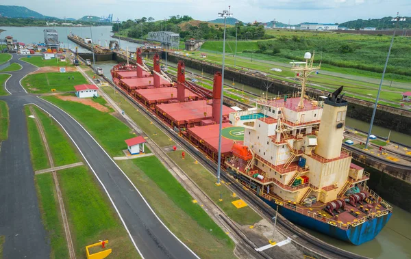 大型貨物船は パナマ運河ロックを通過します この日常のイベントでは 天下の料金と観光の両方からの収入を提供します — ストック写真