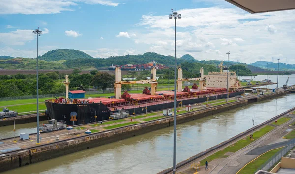 Grote Vrachtschepen Passeren Sluizen Van Het Panamakanaal Deze Dagelijkse Gebeurtenis — Stockfoto