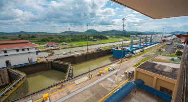 Büyük kargo gemileri Panama Kanalı kilitleri geçmek. Her gün bu olay hem ücreti ve bütün ülke için turizm geliri sağlar. 