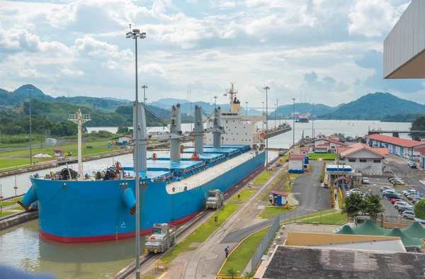 Grandes Navios Carga Passam Pelas Fechaduras Canal Panamá Este Evento — Fotografia de Stock