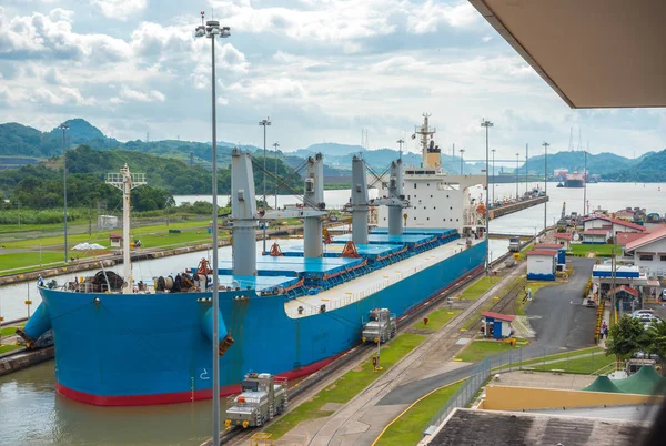 大型貨物船は パナマ運河ロックを通過します この日常のイベントを提供しています手数料 および全体の国のための観光からの収入 — ストック写真