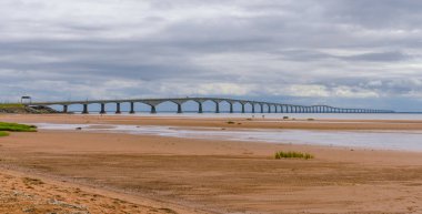 Isı dalgaları uzun, Pei New Brunswick, Kanada Inter il köprü görünümünü deforme. PEI ve Yeni Brunswick Konfederasyonu Köprüsü. Uzun ve geniş açı bir bunaltıcı, Inter il köprüde, bulutlu yaz günü Ağustos ayında görüntülemek.