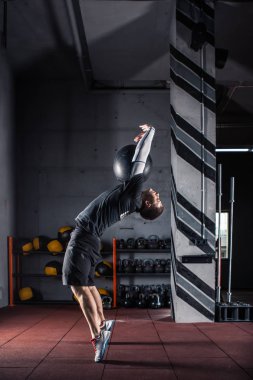 CrossFit egzersiz yapan genç güçlü erkek