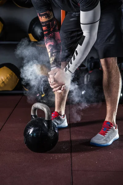 体育背景 年轻运动员准备举重训练 Powerlifter 的手在滑石准备训练 — 图库照片