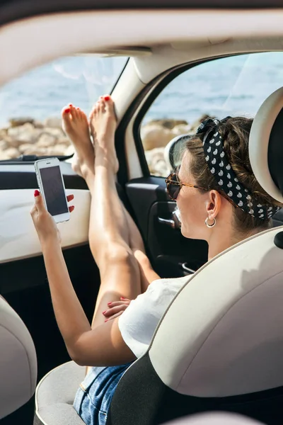 Young Woman Traveler Car Using Gps Navigator Her Phone — Stock Photo, Image