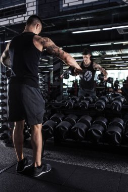 Genç atlet spor salonunda eğitim