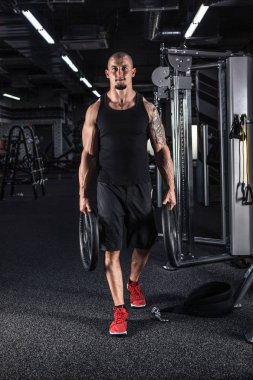 Büyük kas spor salonunda poz ile yakışıklı adam