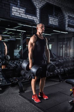 Büyük kas spor salonunda eğitim ile yakışıklı adam