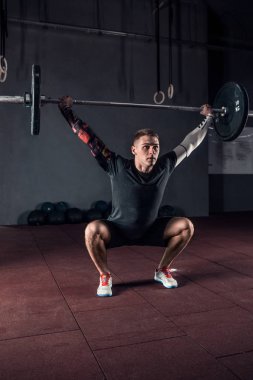 Genç atlet ile ağır bir halter salonunda tepegöz ağız kavgası yapmak