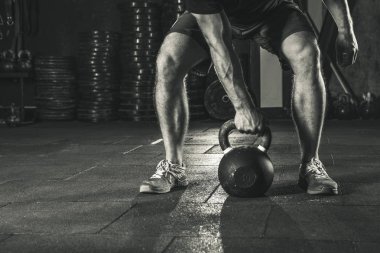 CrossFit kettlebell eğitim salonunda. CrossFit egzersiz yapıyor atlet