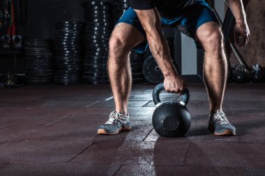 CrossFit kettlebell eğitim salonunda. CrossFit egzersiz yapıyor atlet