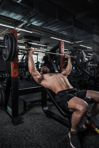 Retrato Homem Musculoso Bonito Fazendo Supino Ginásio Fitness — Fotografia de Stock