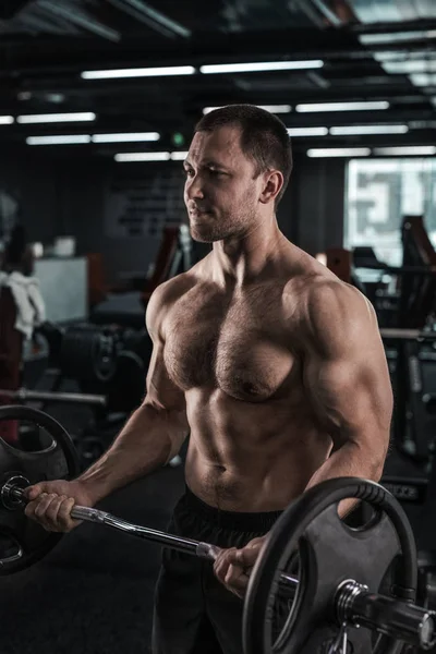 Uomo Muscolare Che Lavora Palestra Facendo Esercizi Bicipiti — Foto Stock