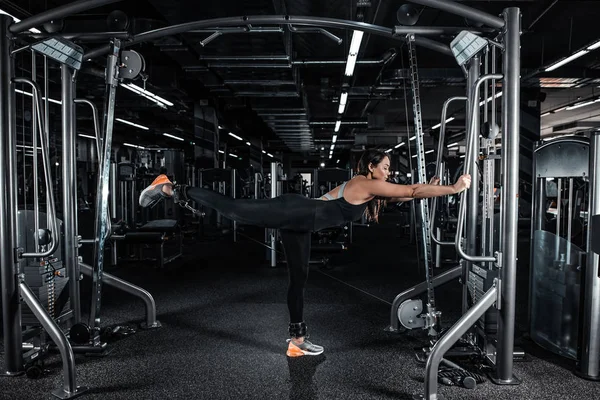 Мышечная Фитнес Женщина Делает Упражнения Тренажерном Зале — стоковое фото