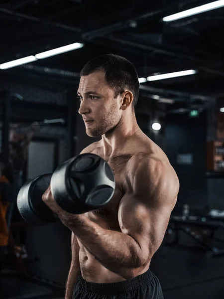 Homem Musculoso Trabalhando Ginásio Fazendo Exercícios Bíceps — Fotografia de Stock
