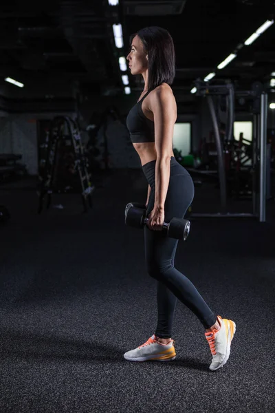 Muskulöse Fitness Frau Posiert Mit Hanteln Fitnessstudio — Stockfoto
