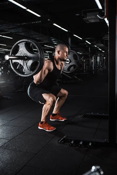 Muscular Fisiculturista Fazendo Agachamentos Centro Fitness Moder — Fotografia de Stock