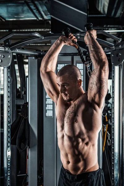 Bonito Homem Com Musculação Grande Treinamento Ginásio — Fotografia de Stock