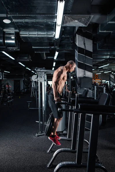 Ισχυρή Μυώδης Άνδρας Κάνει Push Ups Στο Δίζυγο Στο Γυμναστήριο — Φωτογραφία Αρχείου