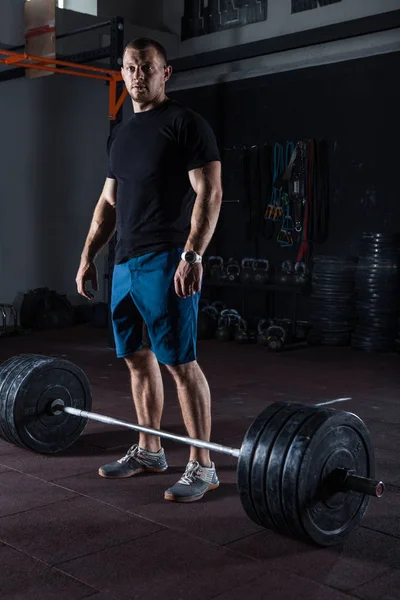 Halter Egzersiz Önce Spor Salonu Ayakta Poz Kas Fitness Adam — Stok fotoğraf