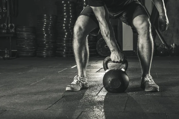 Crossfit Kettlebell Κατάρτισης Στο Γυμναστήριο Αθλητής Κάνει Crossfit Προπόνηση — Φωτογραφία Αρχείου