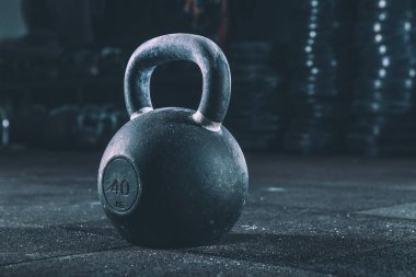 kettlebell eğitim salonunda