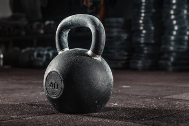 kettlebell eğitim salonunda