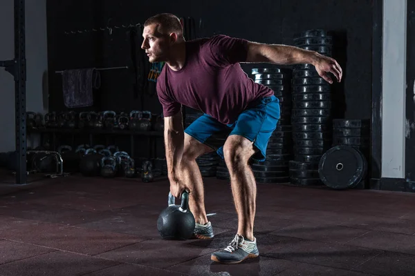 Junger Muskulöser Mann Der Mit Kettlebells Trainiert Stärke Und Motivation — Stockfoto