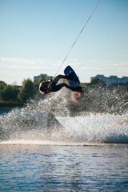Wakeboarder sporcu döndürme kablo park, spor ve aktif yaşam tarzı ile atlama