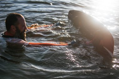 Yaz saati uyku modundan çıkarma kurulu aşırı su sporları konsept. Adam suda ıslatın ve wakeboard sahip bir dinlenme