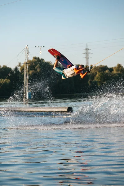 Homem Faz Salto Extremo Wakeboarding Torno Monte Salpicos Salpicos Água — Fotografia de Stock