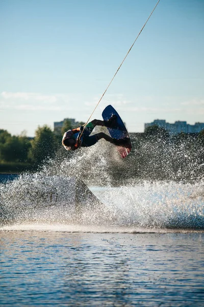 Wakeboarder Sportler Springen Mit Rotation Seilpark Sport Und Aktiver Lebensstil — Stockfoto