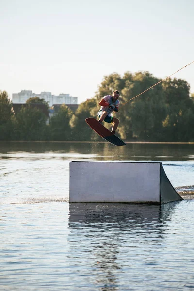 Hombre Salto Extremo Wakeboard Deporte Estilo Vida Activo — Foto de Stock