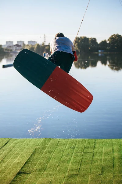 Wakeboarder 在湖上做个把戏 — 图库照片