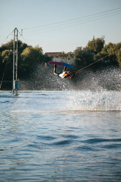 Wakeboarder Machen Einen Trick Auf Einem See — Stockfoto