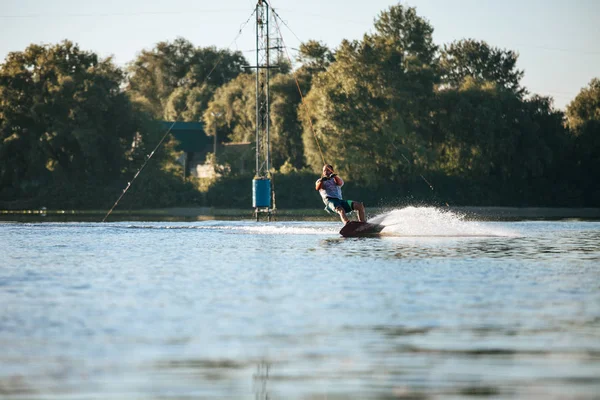 Mann Fährt Wakeboard Auf See — Stockfoto