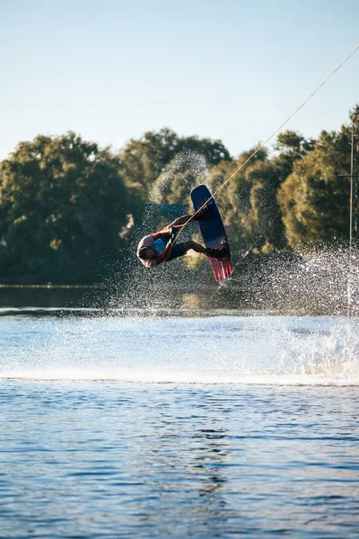 Wakeboarder Sportler Springen Mit Rotation Seilpark Sport Und Aktiver Lebensstil — Stockfoto