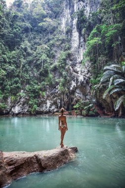 Güzel genç kız boş bir lagün dört gözle