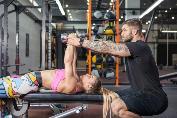 Ağır Dumbbells Ile Çalışan Kadın Yardımcı Antrenör — Stok fotoğraf