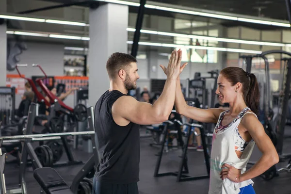 Fitnessmensch Und Frau Geben Sich Nach Der Trainingseinheit Fitnessstudio Eine — Stockfoto