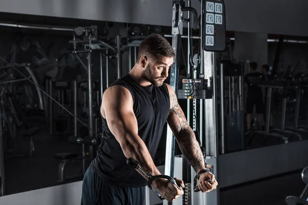 Spor Salonunda Egzersiz Kadar Iterek Yakışıklı Vücut Geliştirmeci Çalışır — Stok fotoğraf