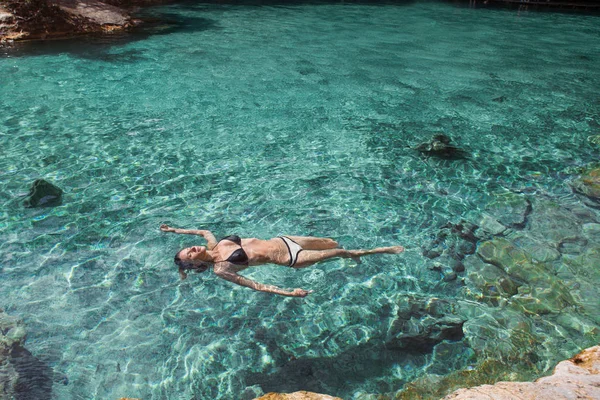 Bautiful Dziewczyna Relaksujący Blue Lagoon Słoneczny Dzień — Zdjęcie stockowe