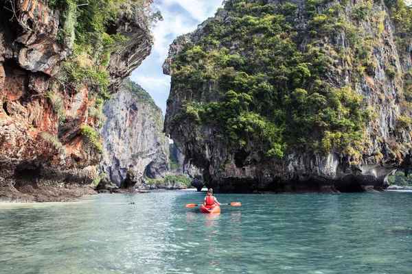 Mujer Remando Kayak Mar Tranquila Laguna Tropical Con Rocas — Foto de Stock