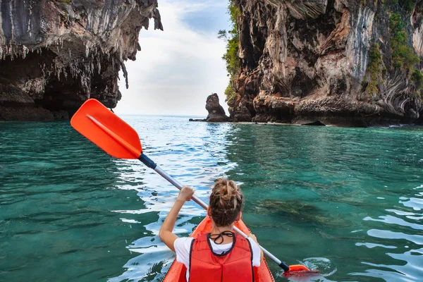 Donna Pagaiare Kayak Mare Nella Laguna Tropicale Calma Con Rocce — Foto Stock