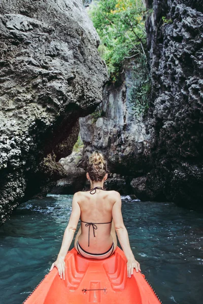 Donna Seduta Kayak Nella Calma Laguna Tropicale Con Rocce — Foto Stock