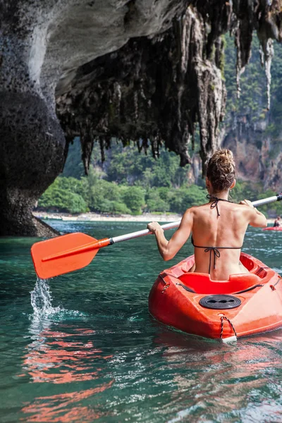 Donna Pagaiare Kayak Mare Nella Laguna Tropicale Calma Con Rocce — Foto Stock