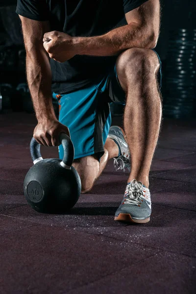 Jovem Atleta Preparando Para Treinamento Crossfit — Fotografia de Stock