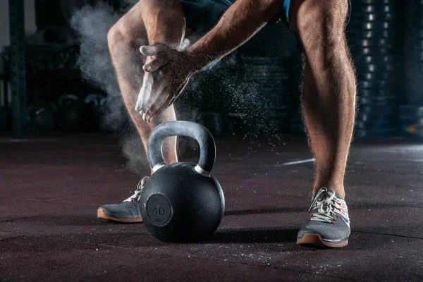 Joven Atleta Preparándose Para Entrenamiento Crossfit Imagen De Stock